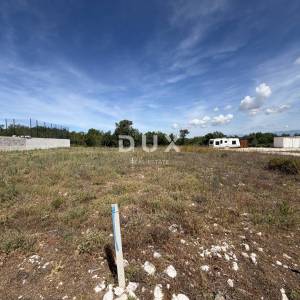 SUKOŠAN, DEBELJAK - Građevinsko zemljište 730m² pravilnog oblika!