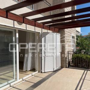 TRIBUNJ,  CENTAR, KOMFORAN DVOETAŽNI STAN SA DVA PARKIRNA MJESTA, 228.000 EUR + 