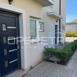 TRIBUNJ,  CENTAR, KOMFORAN DVOETAŽNI STAN SA DVA PARKIRNA MJESTA, 228.000 EUR + 