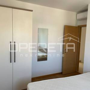 TRIBUNJ,  CENTAR, KOMFORAN DVOETAŽNI STAN SA DVA PARKIRNA MJESTA, 228.000 EUR + 