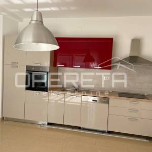 TRIBUNJ,  CENTAR, KOMFORAN DVOETAŽNI STAN SA DVA PARKIRNA MJESTA, 228.000 EUR + 