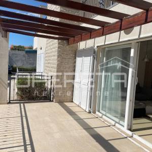 TRIBUNJ,  CENTAR, KOMFORAN DVOETAŽNI STAN SA DVA PARKIRNA MJESTA, 228.000 EUR + 