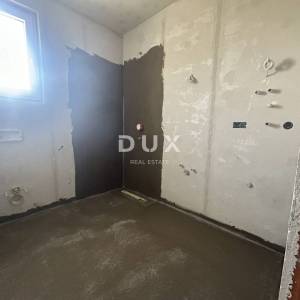 TRIBUNJ, SOVLJA - Stan s krovnom terasom blizu plaže, pogled na more