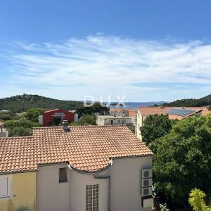 TRIBUNJ, SOVLJA - Stan s krovnom terasom i prekrasnim pogledom na more