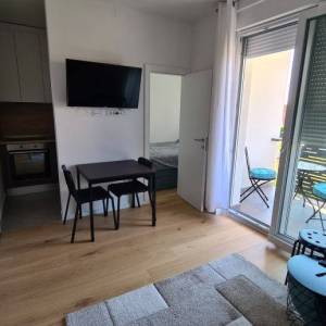 Trnava, lijepo uređen 2S stan s loggiom, spremište, parkirno mjesto