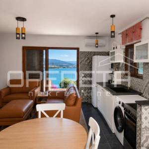 Trogir – 2S stan s pogledom na more, terasama i parkingom