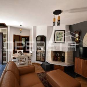Trogir – 2S stan s pogledom na more, terasama i parkingom