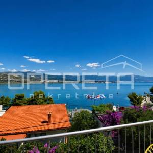 Trogir – 2S stan s pogledom na more, terasama i parkingom