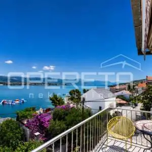 Trogir – 2S stan s pogledom na more, terasama i parkingom