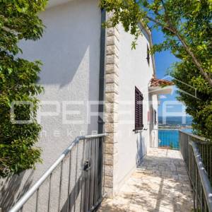 Trogir – 2S stan s pogledom na more, terasama i parkingom