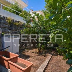 Trogir – 2S stan s pogledom na more, terasama i parkingom