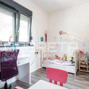Varaždin Breg. Drvena niskoenergetska kuća od ariša  uz  šumu. Prodaja