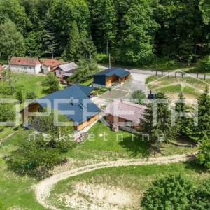 Varaždin Breg. Drvena niskoenergetska kuća od ariša  uz  šumu. Prodaja