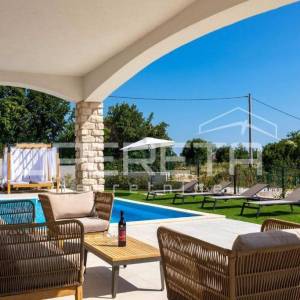 Vila s bazenom i spektakularnim pogledom na more i Raški zaljev

