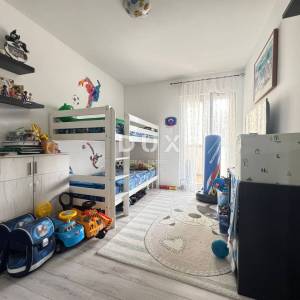 VIŠKOVO, CENTAR - Moderan obiteljski stan s privatnim dvorištem i dva parkirna mjesta
