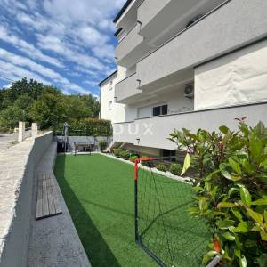 VIŠKOVO, CENTAR - Moderan obiteljski stan s privatnim dvorištem i dva parkirna mjesta