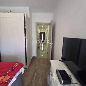 VIŠKOVO, CENTAR - stan 76m2 novogradnja DB+2S, natkriveni parking - TOP STANJE!!! 