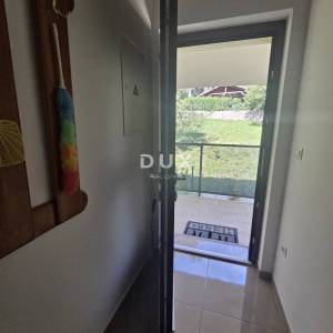 VIŠKOVO, CENTAR - stan 76m2 novogradnja DB+2S, natkriveni parking - TOP STANJE!!! 