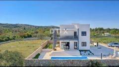 VODICE - Dugoročni najam MODERNA VILA S BAZENOM I PANORAMSKIM POGLEDOM