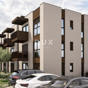 VODICE – Stan na zadnjem katu s pogledom na more, balkon i 2 parkirna mjesta
