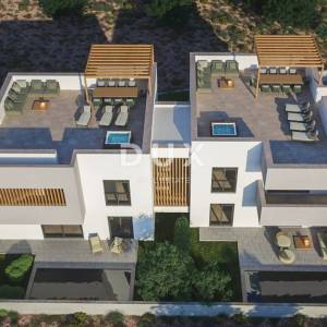 VODICE – Stan s krovnom terasom u modernoj novogradnji