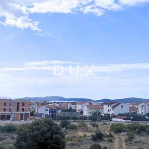 VODICE – Stan s krovnom terasom u modernoj novogradnji