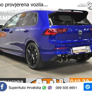 VW Golf VIII 2.0 TSI 4M DSG Black Style 333 KS, PANO+360+GR SJED+ACC+AKROPOVIC