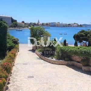 ZADAR, BRODARICA - Vila sa 6 stanova i poslovnim prostorom