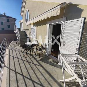 ZADAR, BRODARICA - Vila sa 6 stanova i poslovnim prostorom