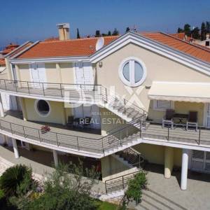 ZADAR, BRODARICA - Vila sa 6 stanova i poslovnim prostorom