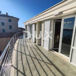 ZADAR, BRODARICA - Vila sa 6 stanova i poslovnim prostorom