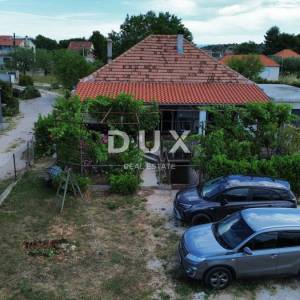 ZADAR, DEBELJAK - Prizemnica s velikom okućnicom!