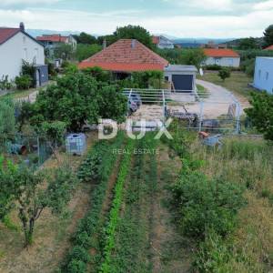 ZADAR, DEBELJAK - Prizemnica s velikom okućnicom!