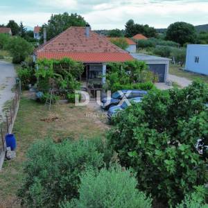ZADAR, DEBELJAK - Prizemnica s velikom okućnicom!