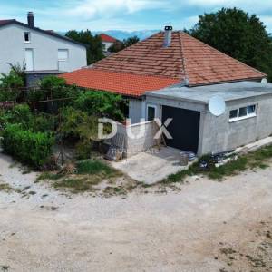 ZADAR, DEBELJAK - Prizemnica s velikom okućnicom!