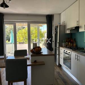 ZADAR, DIKLO – Atraktivan apartman s vrtom i pogledom na more!