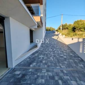 ZADAR, KOŽINO - Kompletno namješten luksuzan stan 100 metara od plaže, s grijanim bazenom i pogledom na more! 4 spavaće! S1...