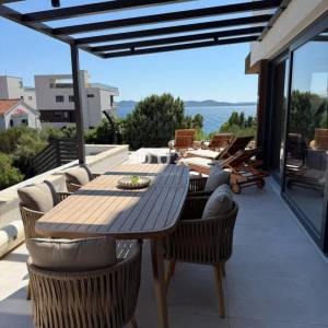 ZADAR, KOŽINO - Kompletno namješten luksuzan stan 100 metara od plaže, s grijanim bazenom i pogledom na more! 4 spavaće! S1...