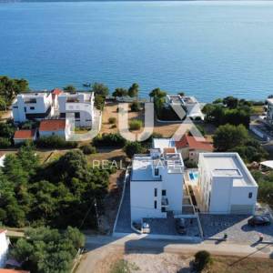 ZADAR, KOŽINO - Kompletno namješten luksuzan stan 100 metara od plaže, s grijanim bazenom i pogledom na more! 4 spavaće! S1...