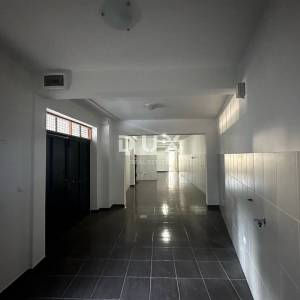 ZADAR, MASLENICA – Poslovni prostor u prizemlju, 140 m², parking, blizina mora