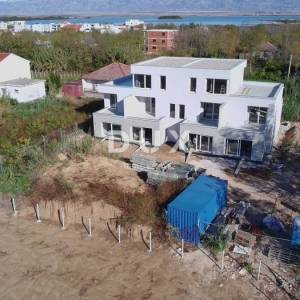 ZADAR, PRIVLAKA - Dvoetažni stan s vlastitim vrtom 3 minute hoda do pješčane plaže! A