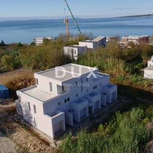 ZADAR, PRIVLAKA - Novogradnja s krovnom terasom i pogledom na more 110 metara od plaže! D