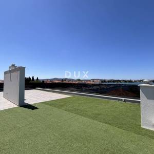ZADAR, SUKOŠAN - Ekskluzivna prilika! Penthaus sa fantastičnim pogledom na Marinu i grad, 40 m i prvi red do mora!
