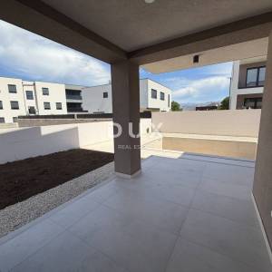 ZADAR, VRSI - NOVOGRADNJA! DVOETAŽNI STAN S BAZENOM S1
