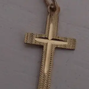 Zlatni privjesak križić 14 kt