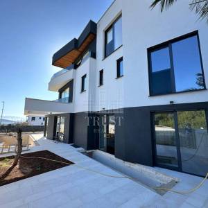 Apartman u prizemlju s privatnim bazenom u gradu Krku