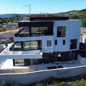 Apartman u prizemlju s privatnim bazenom u gradu Krku