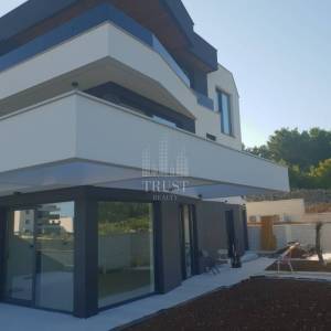Apartman u prizemlju s privatnim bazenom u gradu Krku