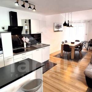 APARTMANSKA KUĆA SA 4 STANA I POGLEDOM NA MORE