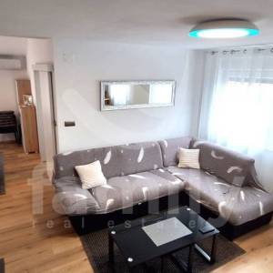 APARTMANSKA KUĆA SA 4 STANA I POGLEDOM NA MORE
